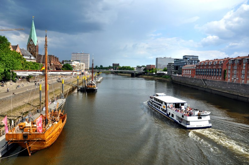 MS  Hanseat  zurck von einer Hafenrundfahrt im Juli 2009