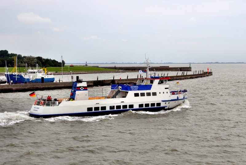 MS  Harle Kurier  Hafenrundfahrt in Wilhelmshaven am 23.07.09. Lg. 37m - Br.7,20m - Tg. 0,99m - 615 Ps