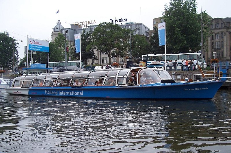 MS  Jan van Riebreck  verlt zur Grachtenrundfahrt am 10.06.2007 die Anlegestelle am Bahnhof Amsterdam Centraal.