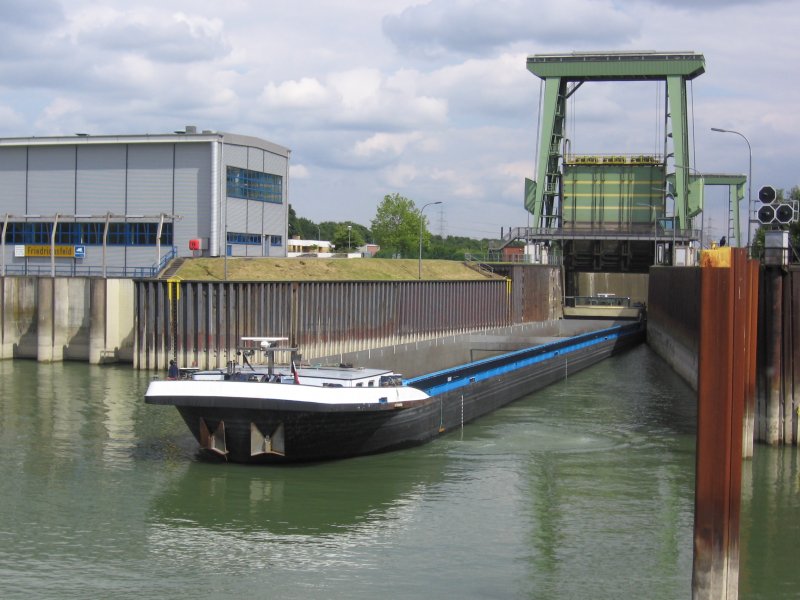 MS JORI-JAN ( L135m,B11.45,T3555 ) verlsst die Schleuse Friedrichsfeld Richtung Rhein am 05.06.09