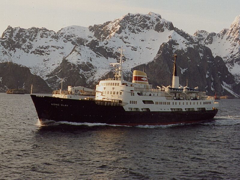 MS  Kong Olav  am 29.04.1995 sdwrts fahrend zwischen Solvaer und Stamsund.