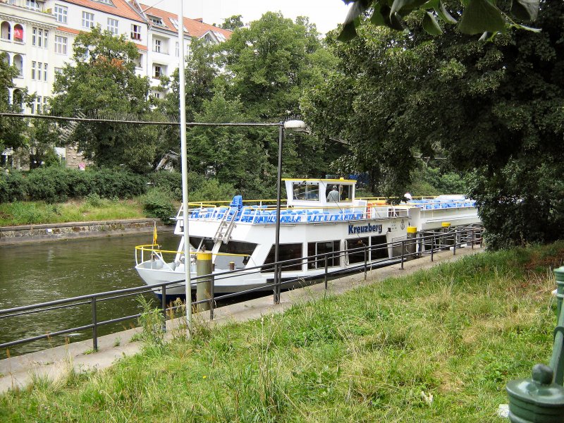 MS Kreuzberg im Landwehrkanal am 29. 7. 2007. An diesem Tag wurde der Landwehrkanal wieder fr die Fahrgastschifffahrt freigegeben