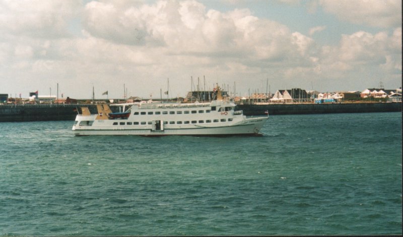 MS Lady von Bsum auf der Reede vor Helgoland