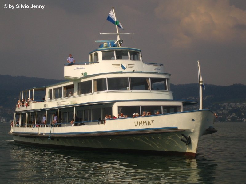 MS Limmat in Wdenswil, whrend sich im Hintergrund ein Gewitter zusammenbraut.