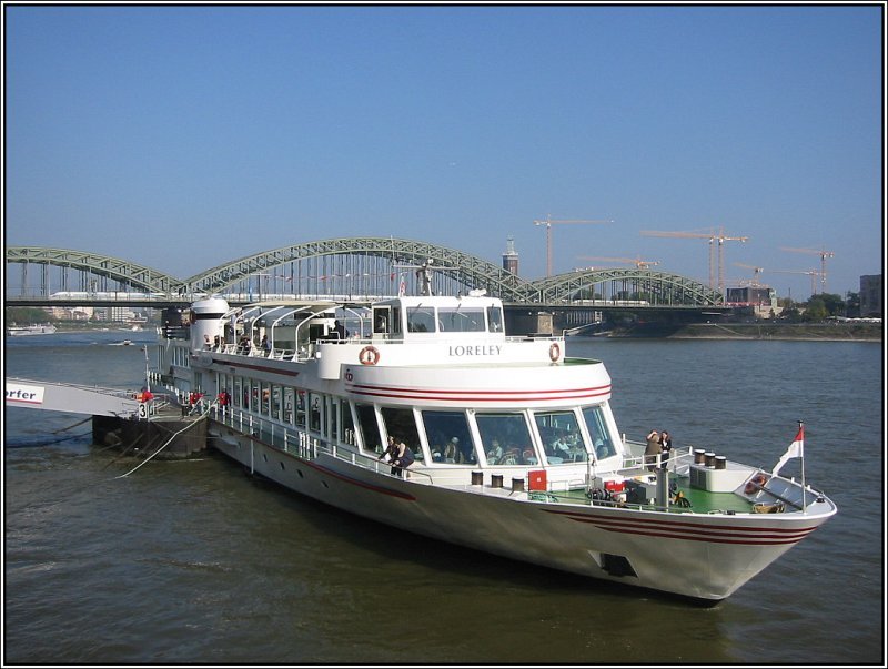 MS  Loreley  der Kln-Dsseldorfer Deutsche Rheinschiffahrt AG hat am 15.10.2006 am Klner Rheinufer festgemacht. Im Hintergrund ist die Hohenzollenbrcke mit einem ICE zu sehen.