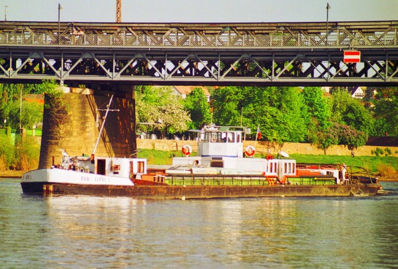 MS  Lucky 1  hat die Havarie an der Gauernitzer Insel scheinbar gut berstanden, fhrt es doch kurze Zeit nach der Bergung bereits weiter talwrts. Hier an der Eisenbahn-Brcke in Meien / Elbe-Km 82. (Sept.2003) - Scan vom Kleinbild-Negativ