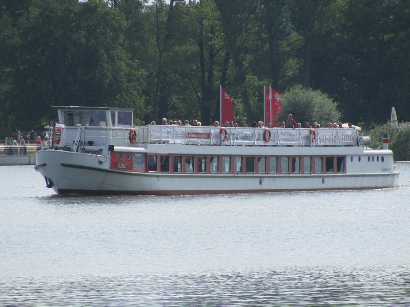 MS  LBZ  passiert gleich die schwimmende Brcke, die anllich der BUGA 2009 eine Verbindung zwischen der Marstall-Halbinsel und der schloinsel darstellt, Schwerin 16.09.2009