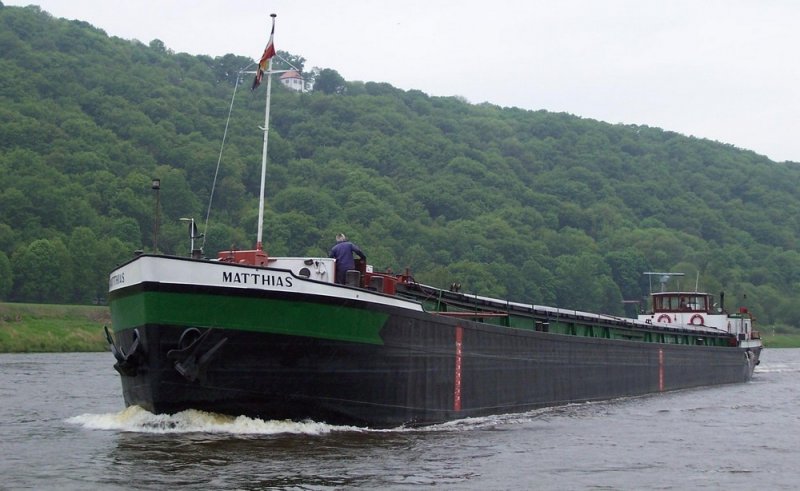 MS  Matthias  am 15. Mai 2005 zu Berg am Elbe-Kilometer 78. Am Bergkamm, hinter dem Schiffsmast, sieht man das sogenannte  Totenhusl . Heimathafen Schwinde, Euro-Nummer 5101210, Eich-Nummer HHD 2723, Tragfhigkeit 750 Tonnen, Lnge 69,9 m, Breite 7,06 m.