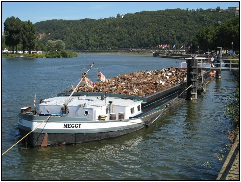 MS  Meggy  mit einer wertvollen Ladung Schrott hat in Koblenz am Moselufer festgemacht. Im Hintergrund sieht man das Deutsche Eck, wo die Mosel in den Rhein mndet. (01.08.2007)