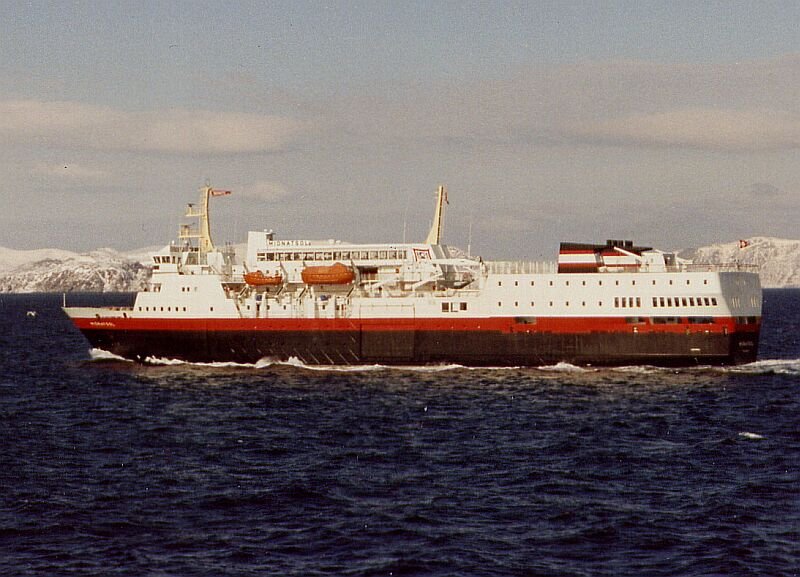 MS  Midnatsol  am 01.05.1995 sdwrts fahrend zwischen Havysund und Hammerfest.
