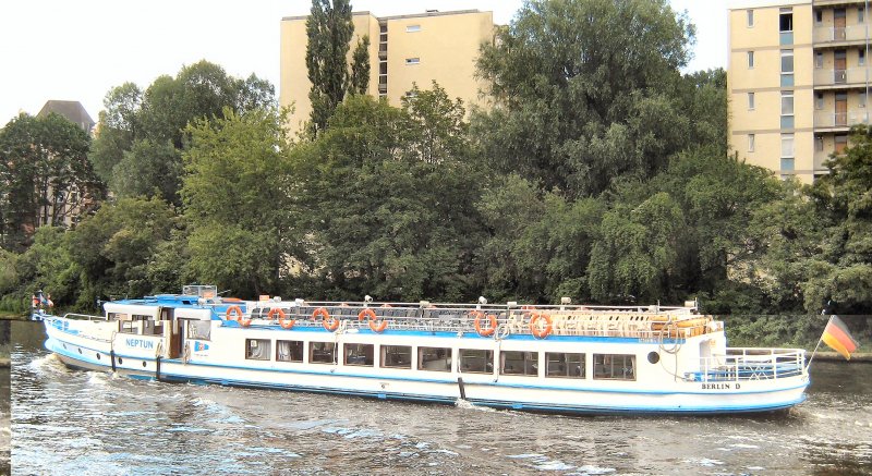 MS Neptun auf der Spree in der Nhe des Spreebogens, Herbst 2007