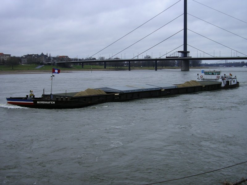 MS  Nordhafen  beladen mit Sand fhrt an den Dsseldorfer Kasematten vorbei in Richtung Kln.(19.01.2008)