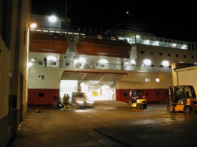 M/S  Nordkapp  - Verladearbeiten in Stamsund; 10.03.2004, sdgehend