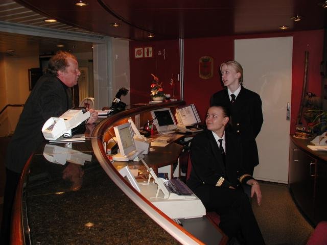 M/S  Nordnorge  - An der Rezeption; 19.03.2002, sdgehend