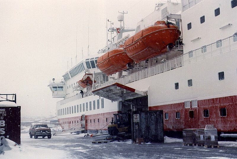 MS  Nordnorge  bei ungemtlichen Wetter am 31.03.1999 in Kirkenes, der Hafen liegt etwas auerhalb, wir hatten ein Taxi in die Stadt bestellt, der kam aber nicht, vielleicht ist er in einer Windwehe stecken geblieben.