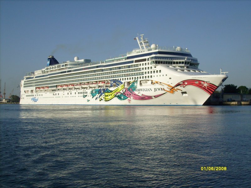 MS Norwegian Jewel, HH Nassau, L 294m, BRZ 93502, Geschw. 25,5 kn., Bj. 2005 Meyer Werft Papenburg, hier gerade nach dem Anlegen am Kreuzfahrtterminal in Warnemnde