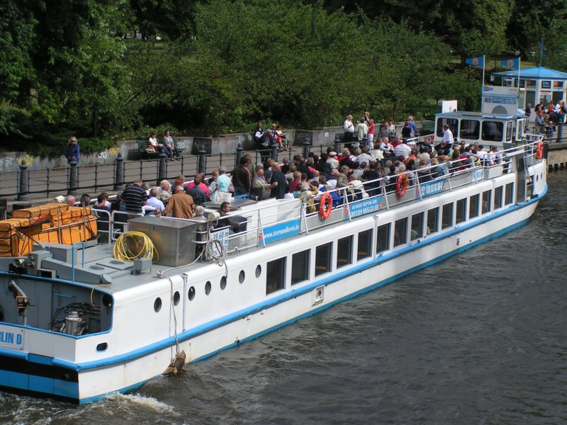 MS PANKOW am Nikolaiviertel. Schiff der Stern und Kreisschiffahrt in Berlin.