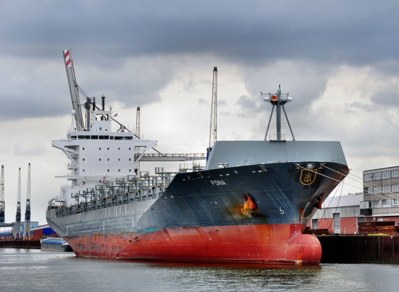 MS  Pona  Containerschiff am 06.09.09 in Bremen. Lg. 221m - Br. 29,80m - Tg. 11,40m - 22 Kn
