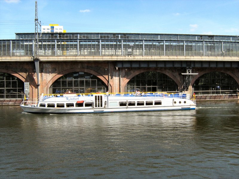 MS Rixdorf im Sommer 2007 auf der Spree, im Hintergrund der S-Bhf Jannowitzbrcke