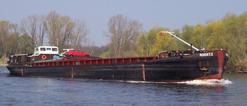 MS  Rogtz  ist ein ehemaliges DDR-Motorgterschiff (Mog) der Binnenreederei Berlin, hier am 24.04.2005 zu Berg unterhalb der Fhre Coswig-Ktitz / Gauernitz. Eich-Nummer MDD 581, 67,00 m x 8,20 m, Tragfhigkeit 752 t, Heimathafen Berlin, Euro-Nummer 4030840. 