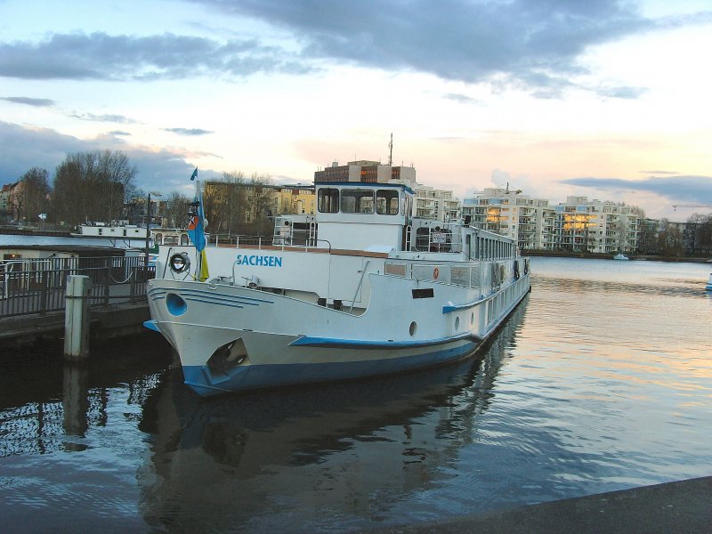 MS Sachsen in der Abenddmmerung im Hafen Treptower Park Mrz 2007, kurz vor Ende der Winterpause
E-Nr  5602510  L: 53m  B: 8,08 m Personen 500