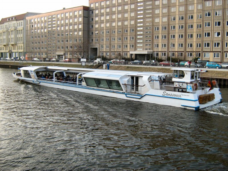 MS Sanssouci unterwegs im Februar 2008 ! auf der Spree. Fahrgste gibt es immer ....