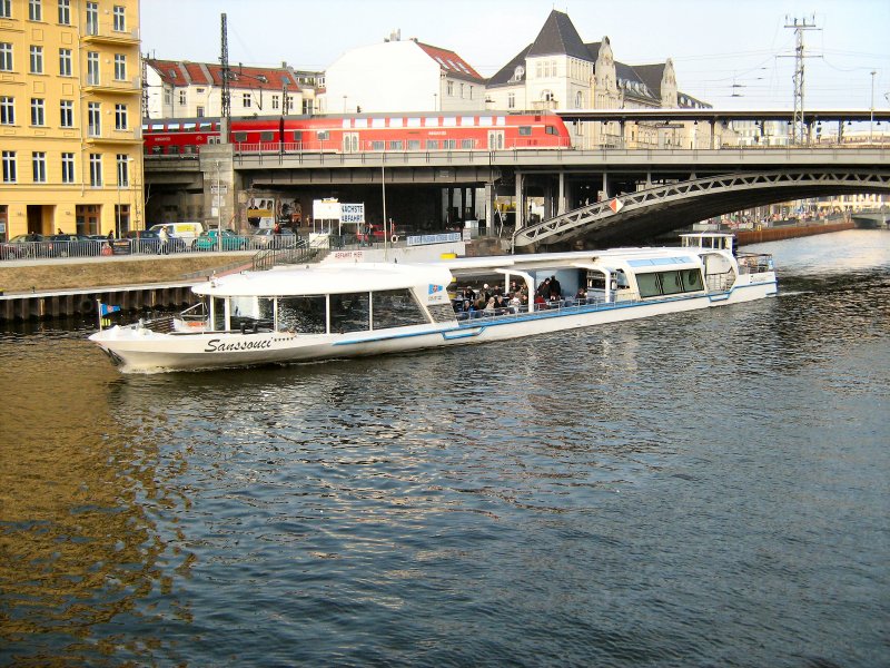 MS Sanssouci unterwegs mit Fahrgsten im Februar 2008 auf der Spree, Berlin