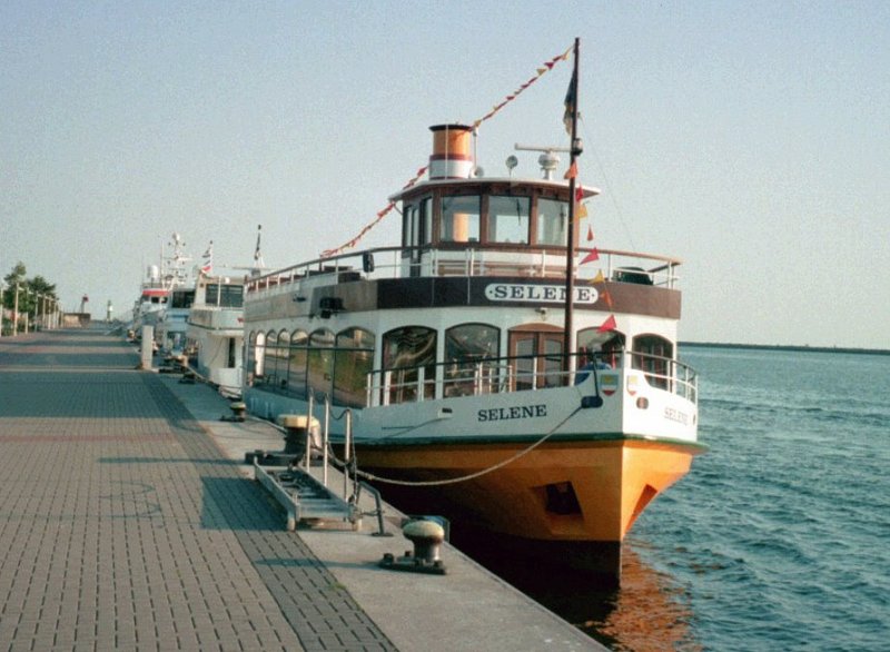 MS Selene in Warnemnde, Hafenrundfahrten berseehafen Rostock, Foto von 2004