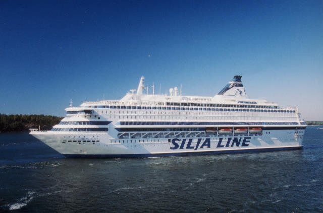 M/S  Silja-Europa  beim Anlaufen des Silja-Fhranlegers in Mariehamn. Mit 59.912 BRZ war das 1993 bei der Meyer-Werft gebaute Schiff zum Aufnahmezeitpunkt das grte Fhrschiff der Welt; 03.09.1999