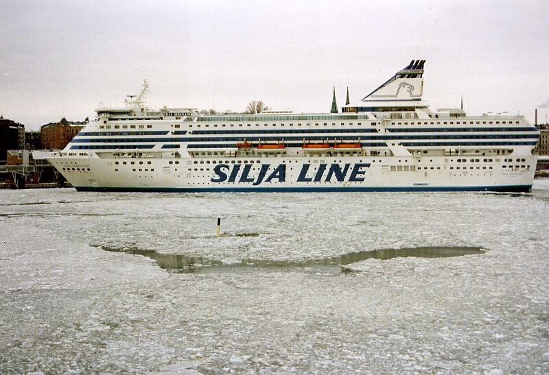 MS  Silja Serenade  im Mrz 1993 bei Packeis im Hafen Helsinki.