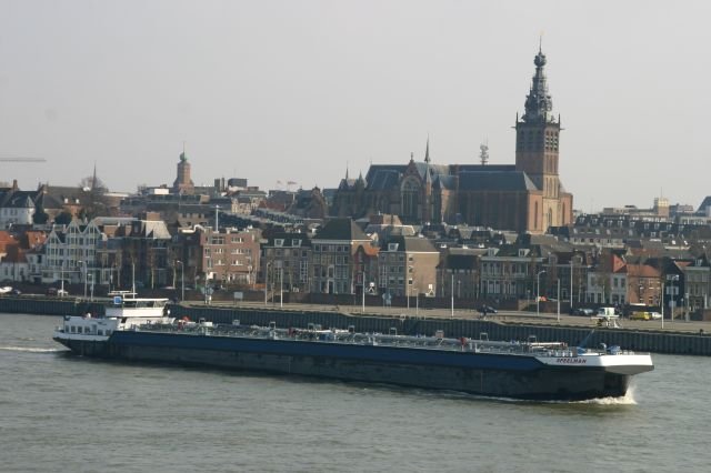 M/S  Speelman  vor der St. Stevenskerk in Nijmengen; 31.03.2007