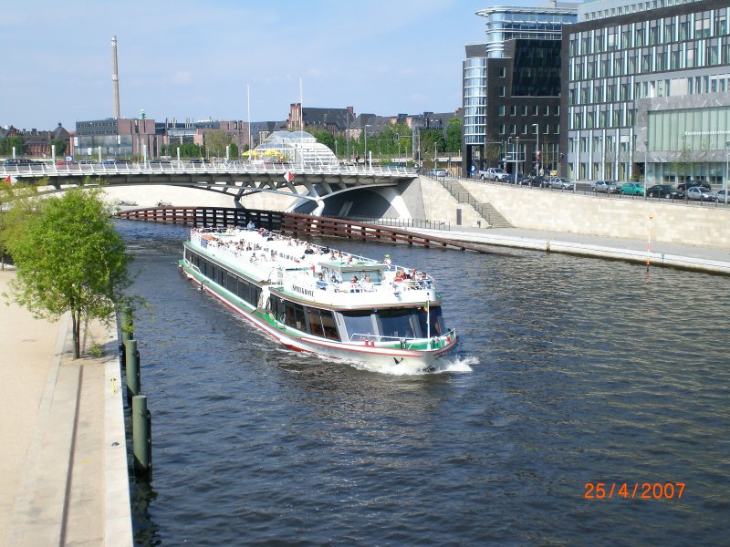 MS Spreekrone am 25.4.2007 auf der Spree im Regierungsviertel