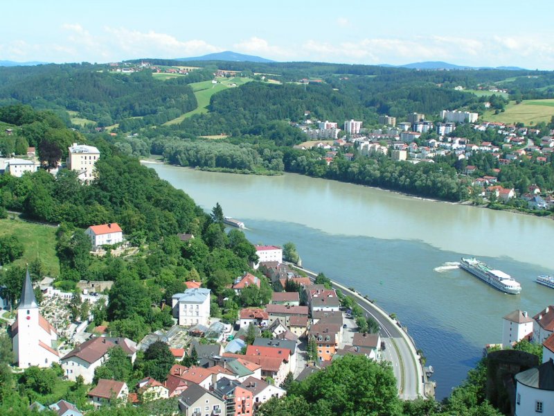 MS Switzerland beim Wendemanöver in der Inn-Ilz-Donaumündung;(schön erkennbar die unterschiedlichen Flußfarben) 070616