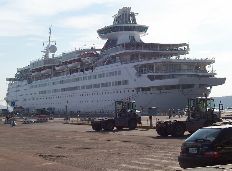 MS  Thomson Destiny  (Grobritanien) im Oktober 2005 im Hafen Olbia / Sardinien.