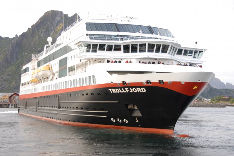 MS Trollfjord beim Anlegemanver im Hafen von Svolvaer, 31.07.07