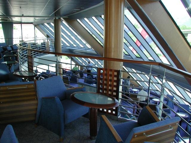 M/S  Trollfjord  - Galerie und Panorama-Lounge auf Deck 8/9; 18.05.2002, nordgehend