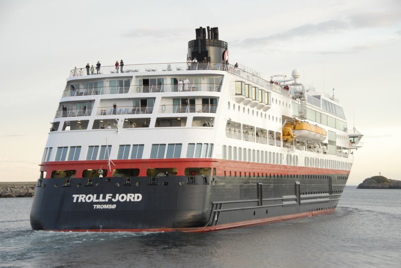 MS Trollfjord verlsst den Hafen von Svolvaer am 31.07.07