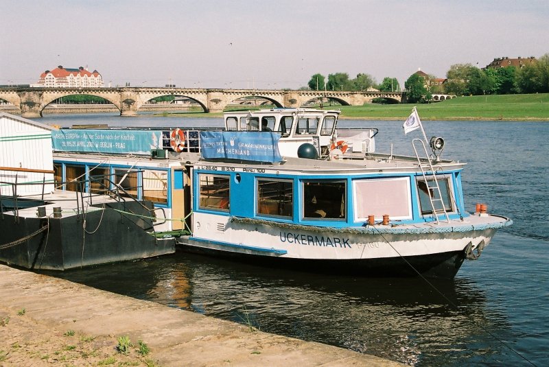 MS Uckermark, FGS aus der Serie der Yachtwerft Bln- Kpenick, Heimathafen Schwedt /Oder, war als Arche Europa in der 2. Hlfte April 2009 zwischen Berlin und Prag unterwegs, Zweck der Reise mit Schlern war der Kulturaustausch zwischen der BRD und CZ ( Literatur - Mrchen und Zeitgeschichte) Aufnahme am 26.April 2009 in Dresden Terassenufer