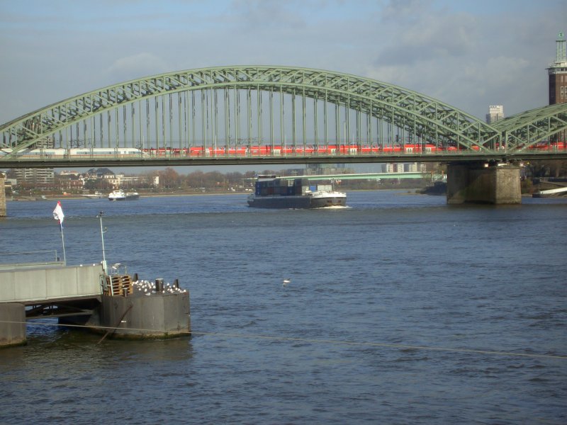 MS Vantage beladen mit Containern Rheinaufwaerts unter der Hohenzollernbruecke in Koeln. (12.11.2007)