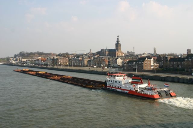 M/S  Veerhaven VII  schiebt einen schweren Schubverband von Rotterdam nach Duisburg; Nijmengen, 31.03.2007