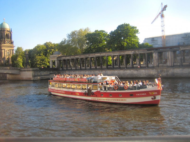 MS Viktoria auf der Spree, ganz hinten der Berliner Dom. Aufnahme: Sommer 2007