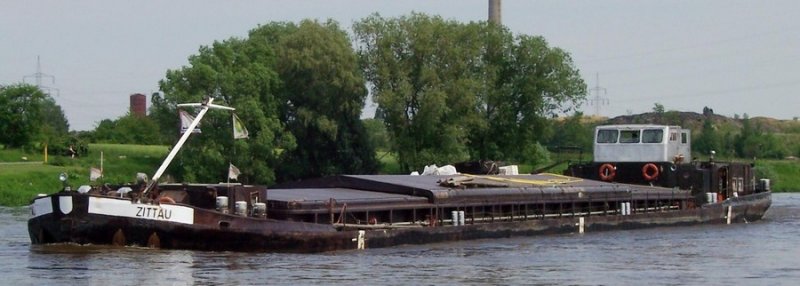 MS  Zittau  ist ein ehemaliges Motorgüterschiff (Mogü) der Deutschen Binnenreederei Berlin. Eich-Nummer LDc 762 CS, 67,00 m x 8,20 m, Tragfähigkeit 823 t, Heimatort Berlin. Hier am 27.05.2005 zu Tal in Coswig (Sachsen), Elbe-Km 73