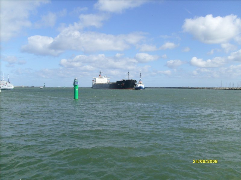 MS Betis  HH Hong Kong im Seekanal in Rostock-Warnemnde