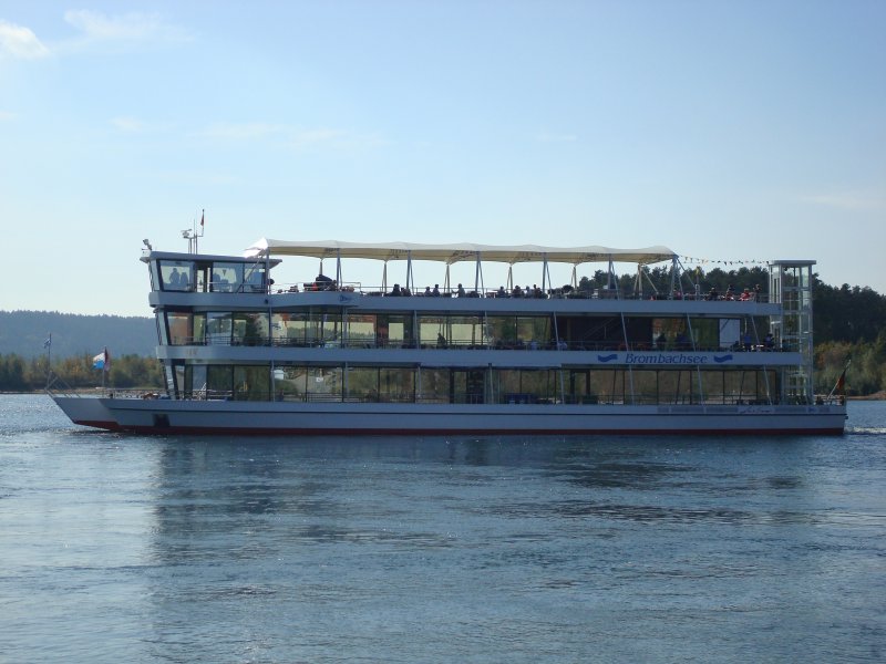 MS Brombachsee ,dieses einmalige 3-Rumpf-Schiff (Trimaran)der Lux-Werft
in Mondorf/Rhein verkehrt im Liniendienst auf dem groen Brombachsee/neue 
frnkische Seenplatte
Okt.2009