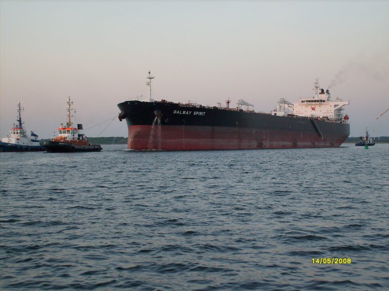 MT  Galway Spirit  als Auslaufendes, mit 8,80 m Tiefgang ein tiefgehendes Fahrzeug, auf der Wendeplatte im Seehafen Rostock