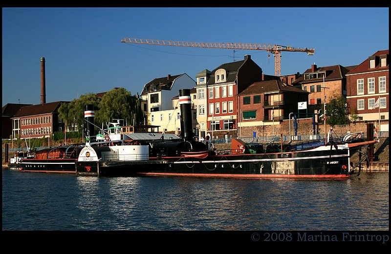 Museumsschiff - Radschleppdampfer  Oscar Huber  am Hafenmund in Duisburg-Ruhrort. 1921 als Seitenrderboot mit Kohlenbefeuerung in Duisburg bei der Schiffswerft Ewald Berninghaus gebaut.