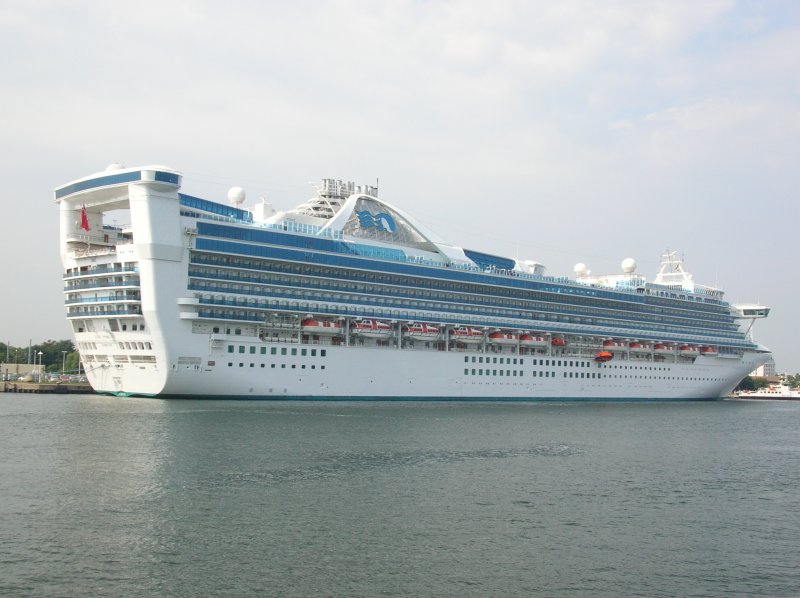 MV STAR PRINCESS im August 2005 in Warnemnde. Offensichtlich wird gerade in Bootsdrill durchgefhrt (Herablassen einer Rettungsinsel).