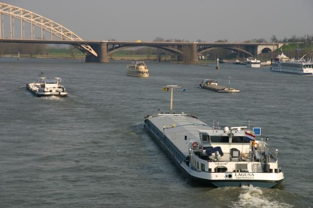 Nach der Sperrung in Kln vom 25.-30.03.2007 herschte am 31.03.2007 ein groe Verkehrsaufkommen auf dem Waal. Die M/S  Laguna  steuert stromaufwrts.