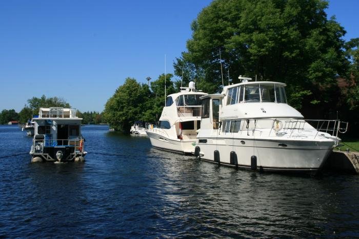 Nachdem Schleusvorgang in Bobcaygeon passiert ein Hausboot zwei Motoyachten und fhrt in den Sturgeen Lake ein; km 222,8 ; 30.08.2008