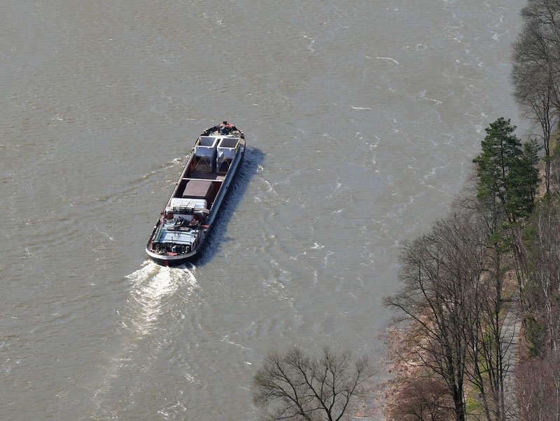 Nachschuss auf das die Elbe abwrts laufende Binnenfrachtschiff ROTHENSEE; Bastei, 18.03.2009
